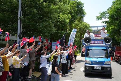 連勝文竹市掃街聲援鄭正鈐 4大眷村揮舞國旗相挺