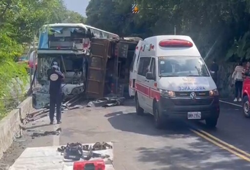 萬里重大車禍！砂石車打滑撞上國光客運 14人輕重傷1人送醫不治