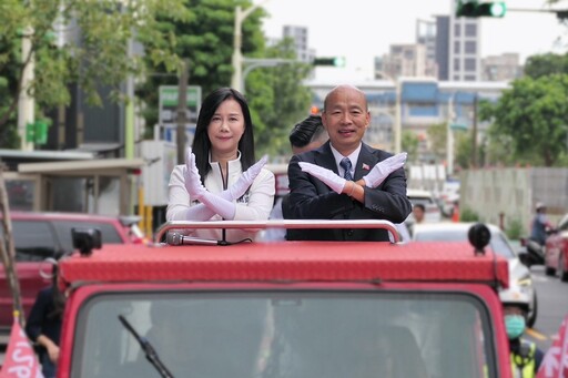 陪萬美玲車掃催票遇大雨 韓國瑜幽默以對「光頭防雨、不防曬」