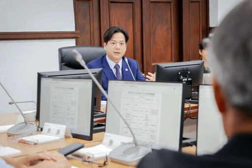 邱臣遠宣布8月新政 敬老卡補助無上限、三處路口取消兩段左轉
