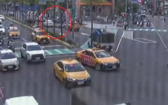 毒品通緝犯遇警開車逃 擦撞4汽機車北市棄車仍落網