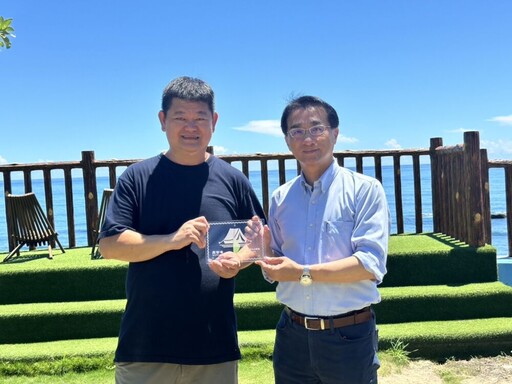 花蓮力推合法露營場 余明勲親頒標識牌予2家業者