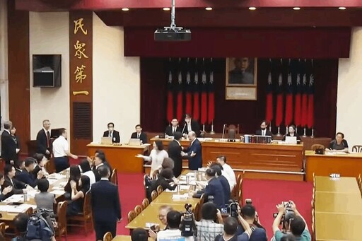 國民黨人士頻為柯建銘抱不平 捧當主席、握手送暖、高喊「留下來」