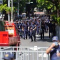 黃國昌嗆「被勒脖還能笑？」 警政署要辦AI假照片了