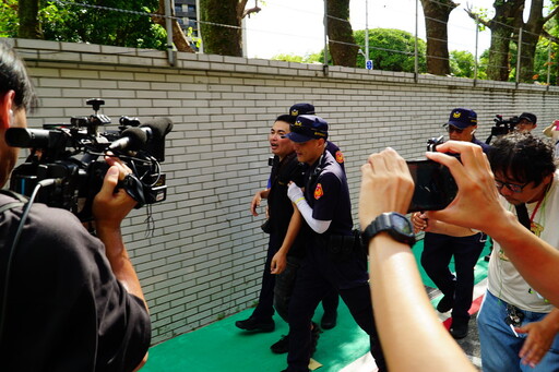 柯文哲交保遇撒冥紙砸場險釀衝突 警方迅勸離防爭端擴大