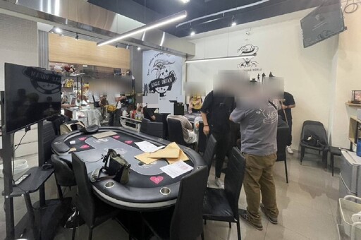 美女荷官在線發牌嗨翻天 警查德州撲克體驗館逮16人