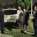 車燈只亮一邊 駕駛踩油門想逃警查獲通緝犯與毒品