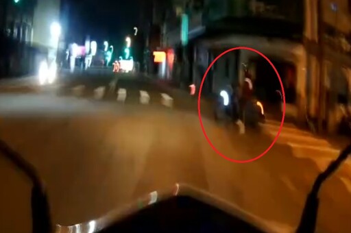 不滿攔查錄影討拍 28歲男涉無照騎車違停吞3罰單