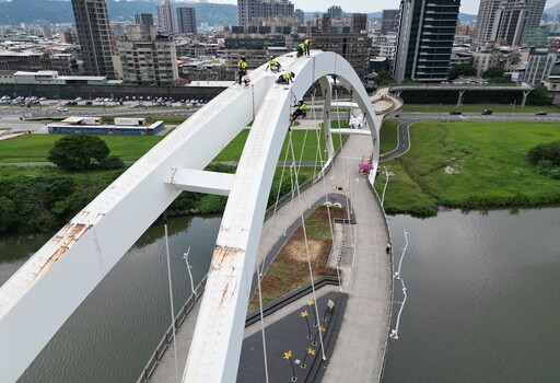 「蜘蛛人」20層樓高空銲道 高灘處動員專業技術員守護新月橋