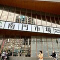 稅捐處女員工受困大樓走出不去 手寫「SOS」+規律閃燈真的獲救了