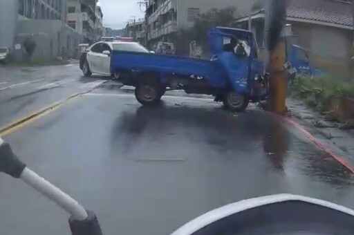 開贓車發現警踩油門逃 撞轎車再自撞電桿被逮