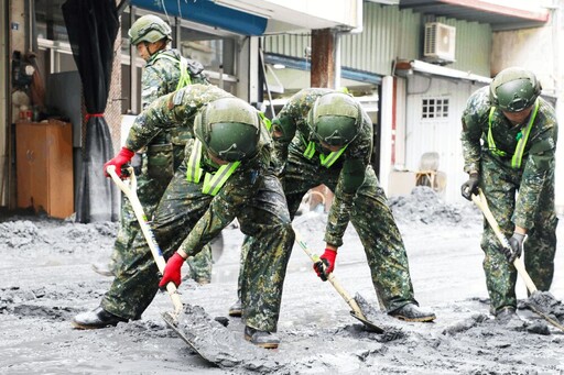 光復鄉災民泡水仰頭呼吸 泥水煉獄驚喊「像海嘯來襲過」