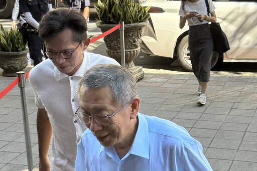 黃國昌狗仔風波延燒郭台銘疑被跟監 柯文哲突喊：偶居然真的被跟了