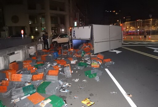 路口對撞小貨車翻覆 32歲轎車駕駛涉酒駕肇禍