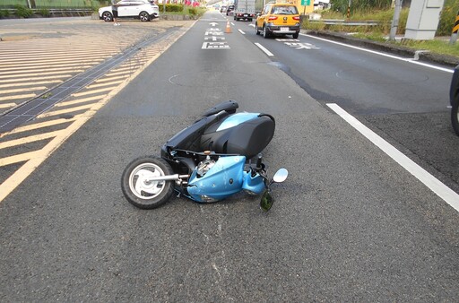 機車騎士誤闖國道 大業隧道口擦撞汽車倒地頭有撕裂傷