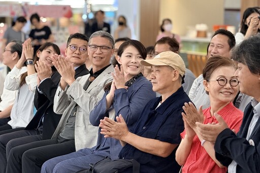 高虹安出席「光映青春・藝聚香山」開幕 現場民眾互動熱絡