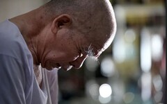 家暴妻還逼付30萬才離婚 年邁父無依求子女扶養慘被放生