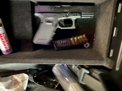 新北男租賃車代步扶手蓋藏黑槍 海巡署查緝隊亮拘票他一臉錯愕