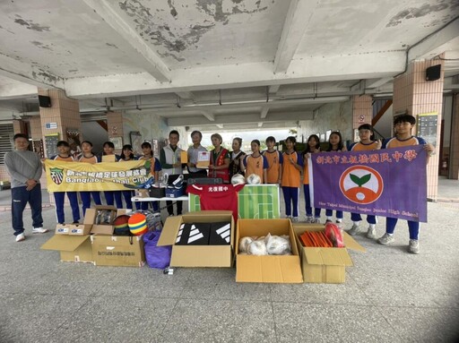 黃淑君、宋雨蓁募集球具送光復國中 胡仁順感念板橋足球協會響應