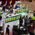 多位議員批國民黨團癱瘓高雄議會 康裕成曝：布條早準備好鬧場