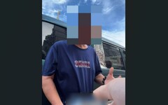 紅燈右轉 53歲通緝犯懶等燈號遇警攔查還起出毒品