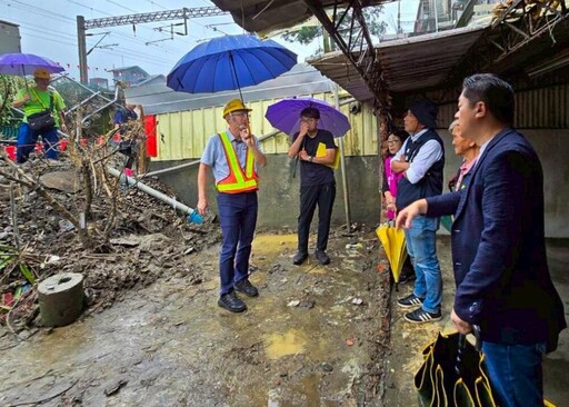 蘇澳站路基流失碎石沖民宅 陳俊宇偕李明哲現勘、台鐵承諾盡速整修