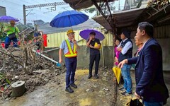 蘇澳站路基流失碎石沖民宅 陳俊宇偕李明哲現勘、台鐵承諾盡速整修