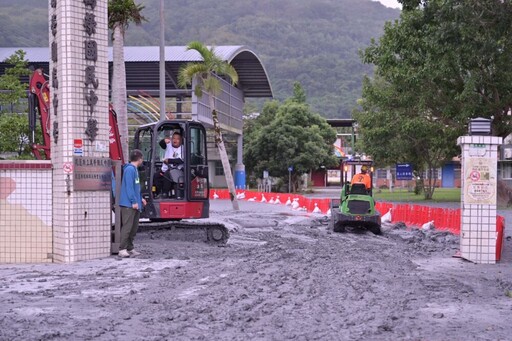 鳳凰侵襲致萬榮國中泥沙堆積 花蓮縣府完成清淤作業