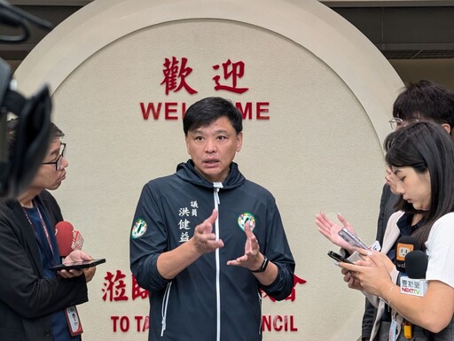 不滿鄭麗文記念吳石 洪健益掛看板要求蔣萬安表態