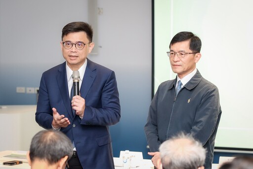 考察亞灣視察AI產業進駐 賴瑞隆轟藍白惡法讓高雄倒退10年