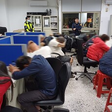 無照茶室涉兼營賭場 警攻堅逮10人查扣賭資逾150萬元