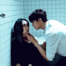 閻奕格新單曲《戒不掉你的愛》 MV挑戰綑綁戲碼演到手腳麻痺