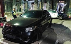進口豪華轎車貼牌上路 警鷹眼攔停開出4張罰單扣車