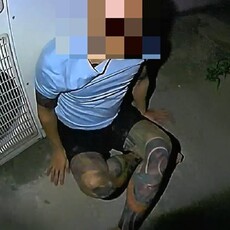 轎車違規左轉 22歲通緝男假藉尿遁脫鞋狂奔