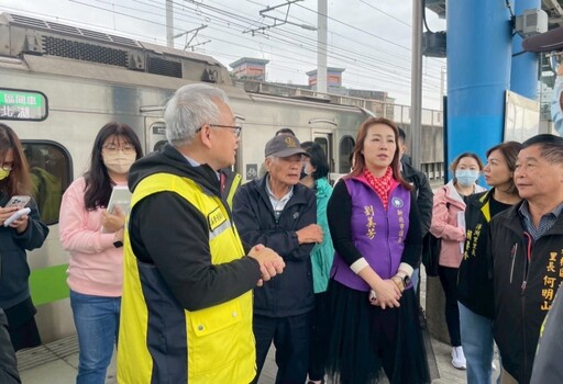 劉美芳會勘浮洲火車站 促台鐵年底完成修繕漏水增設座椅