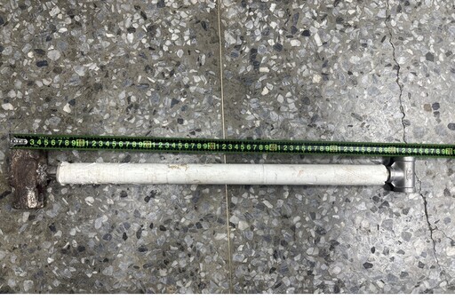 國道車禍 46歲男疑情緖失控揮長柄鎯頭攻擊砸車