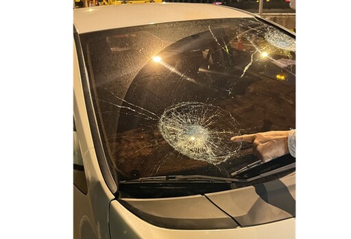 國道車禍 46歲男疑情緖失控揮長柄鎯頭攻擊砸車