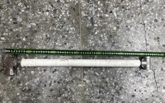 國道車禍 46歲男疑情緖失控揮長柄鎯頭攻擊砸車