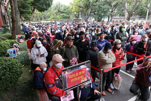 韓黑鬧場！韓國瑜發春聯...怪男嗆「毀憲亂政、削財誤國」露紅內褲