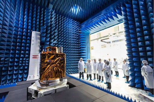 總統視察國家太空中心「福衛八號」進展