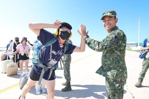 澎湖暑戰營開跑 空軍運輸機載學生飛菊島