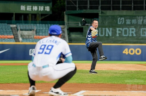 顧部長擔任「全力出擊」開球嘉賓 富邦悍將向國軍英雄致敬