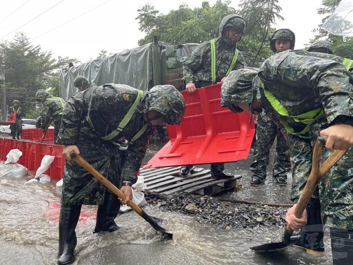 第二作戰區官兵投入災防任務 協助太麻里沙崙溪導流