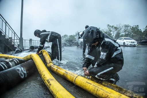 圖文：海軍馳援抽水作業