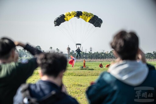 神龍小組高空操傘特技 見證官兵精實訓練成果