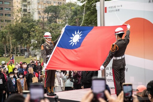 國軍參與高雄市元旦升旗典禮 與國人共同迎新年