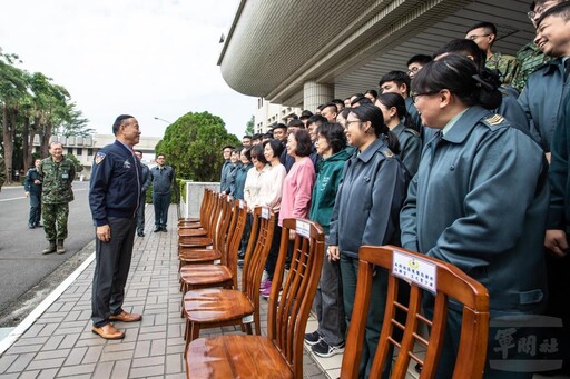 柏副部長慰問南部駐軍 提前祝賀佳節愉快