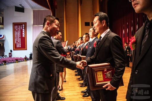 劉指揮官主持高雄後備軍人晉任 表彰後備軍人推動國防事務貢獻