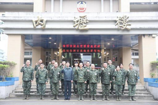 陸勤部指揮官慰勉通基廠 預祝佳節愉快