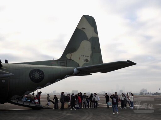 空軍疏運澎湖軍民 展現為民服務精神